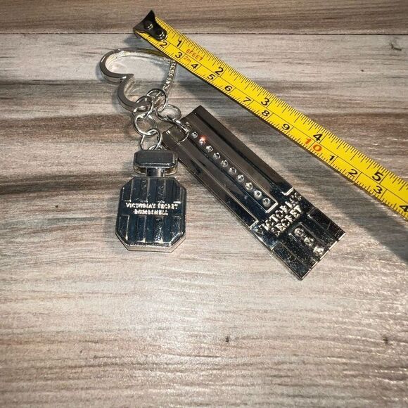 Victoria's Secret keychain & Charms-Silver-Heart Bombshell Perfume Bottle & Tag - Picture 2 of 6
